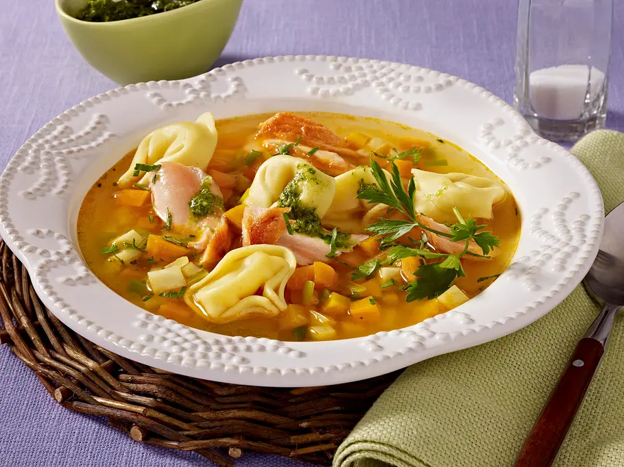 Tortellini-Suppe mit Lachs Rezept | LECKER Tortellini-Suppe mit Lachs Rezept | LECKER