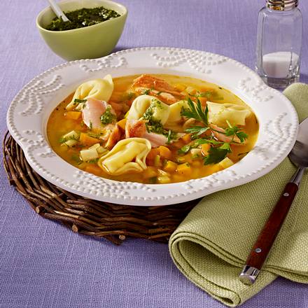 Lachs-Suppe mit Tortellini Rezept Lachs-Suppe mit Tortellini Rezept