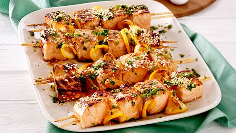 Lachs-Zitronenspieße mit Avocado-Zuckerschotensalat Rezept - Foto: House of Food / Bauer Food Experts KG