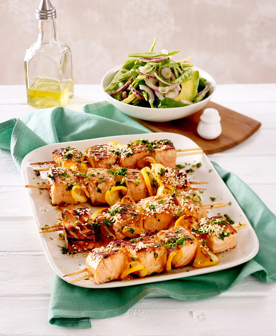Lachs-Zitronenspieße mit Avocado-Zuckerschotensalat Rezept Lachs-Zitronenspieße mit Avocado-Zuckerschotensalat Rezept