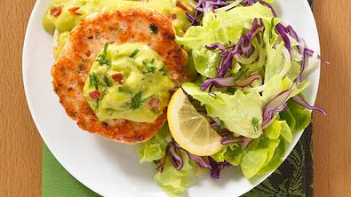 Lachsburger mit Avocadocreme und Toasties auf Pflücksalat Rezept - Foto: LECKER @ Bauer Media Group