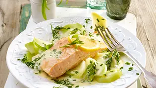 Lachsfilet auf Kräuter-Kohlrabi Rezept - Foto: LECKER @ Bauer Media Group Lachsfilet auf Kräuter-Kohlrabi Rezept - Foto: LECKER @ Bauer Media Group