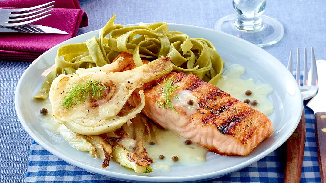 Lachsfilet in Weißweinsoße mit Fenchel und Nudeln - Foto: LECKER @ Bauer Media Group Lachsfilet in Weißweinsoße mit Fenchel und Nudeln - Foto: LECKER @ Bauer Media Group
