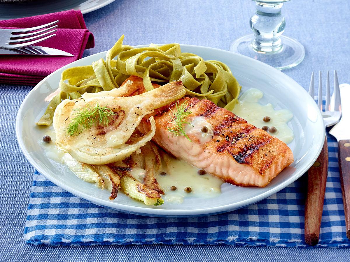 Lachsfilet in Weißweinsoße mit Fenchel und Nudeln