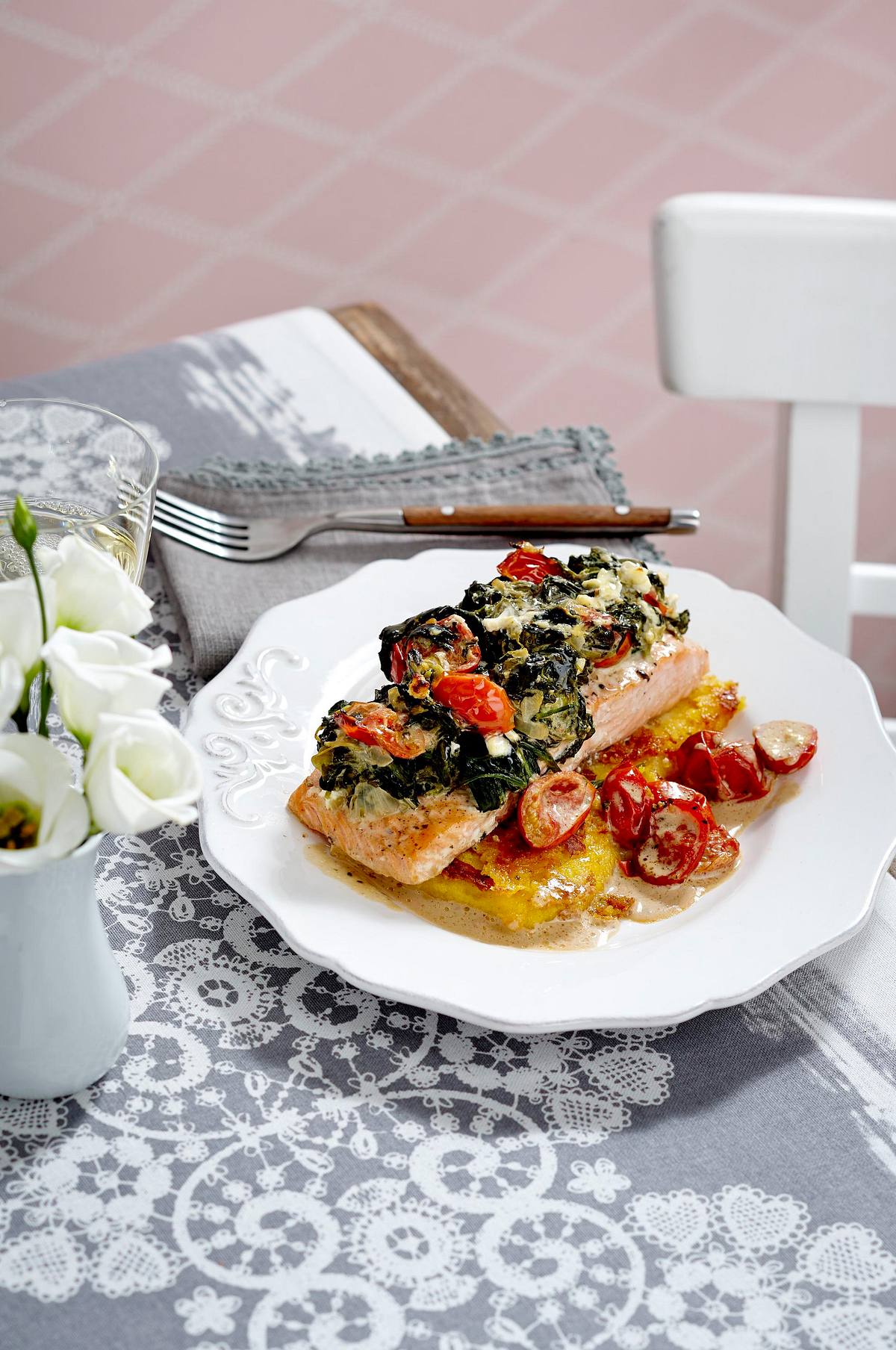 Lachsfilet Florentiner Art auf gebratener Polenta zu geschmolzenen Tomaten Rezept