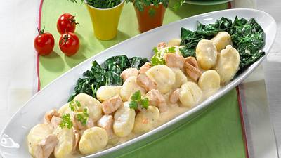 Lachsfilet in Sahnesoße zu Gnocchi und Spinat Rezept - Foto: Först, Thomas