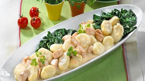 Lachsfilet in Sahnesoße zu Gnocchi und Spinat Rezept - Foto: Först, Thomas