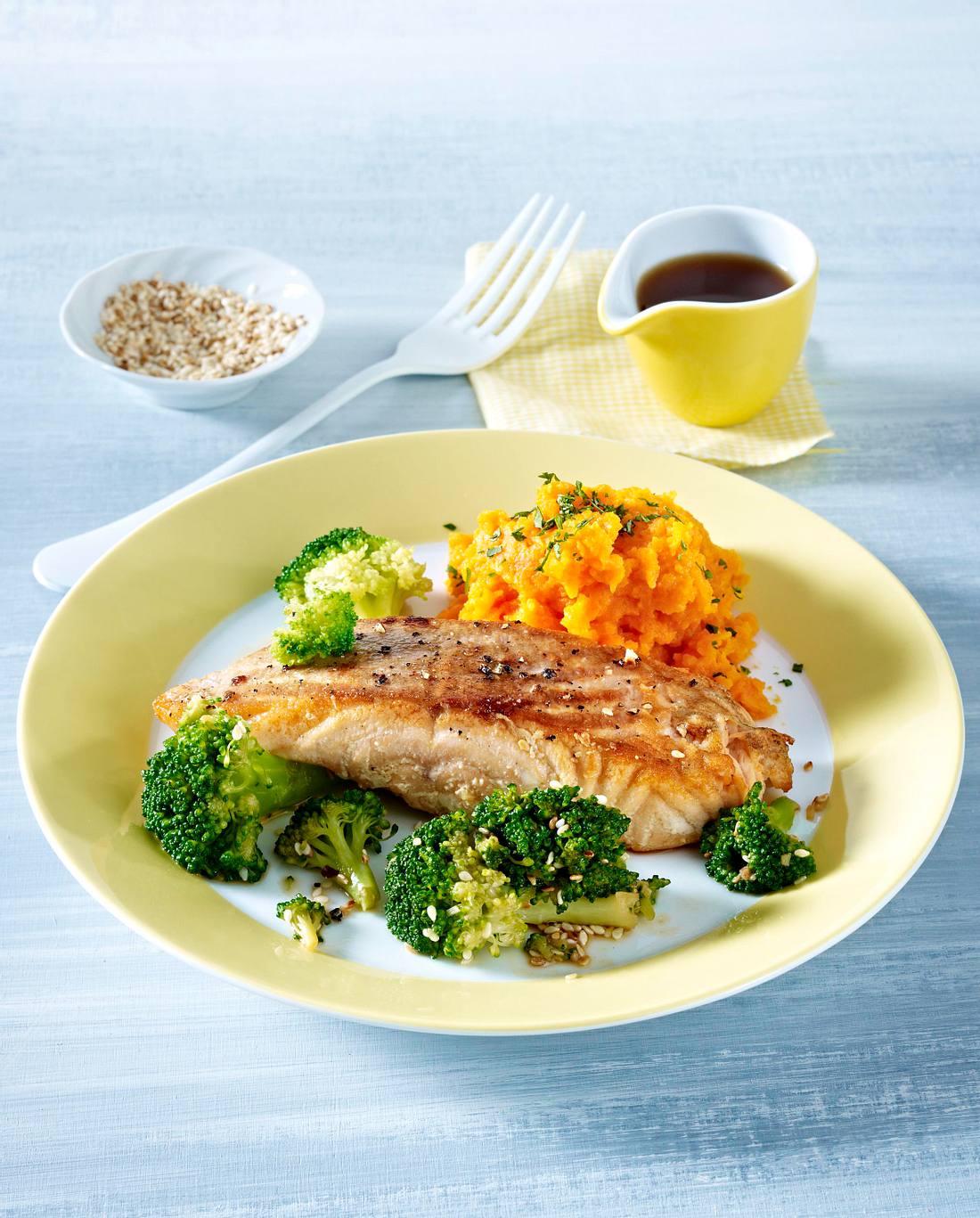 Lachsfilet mit Brokkoli und Möhrenpüree Rezept | LECKER