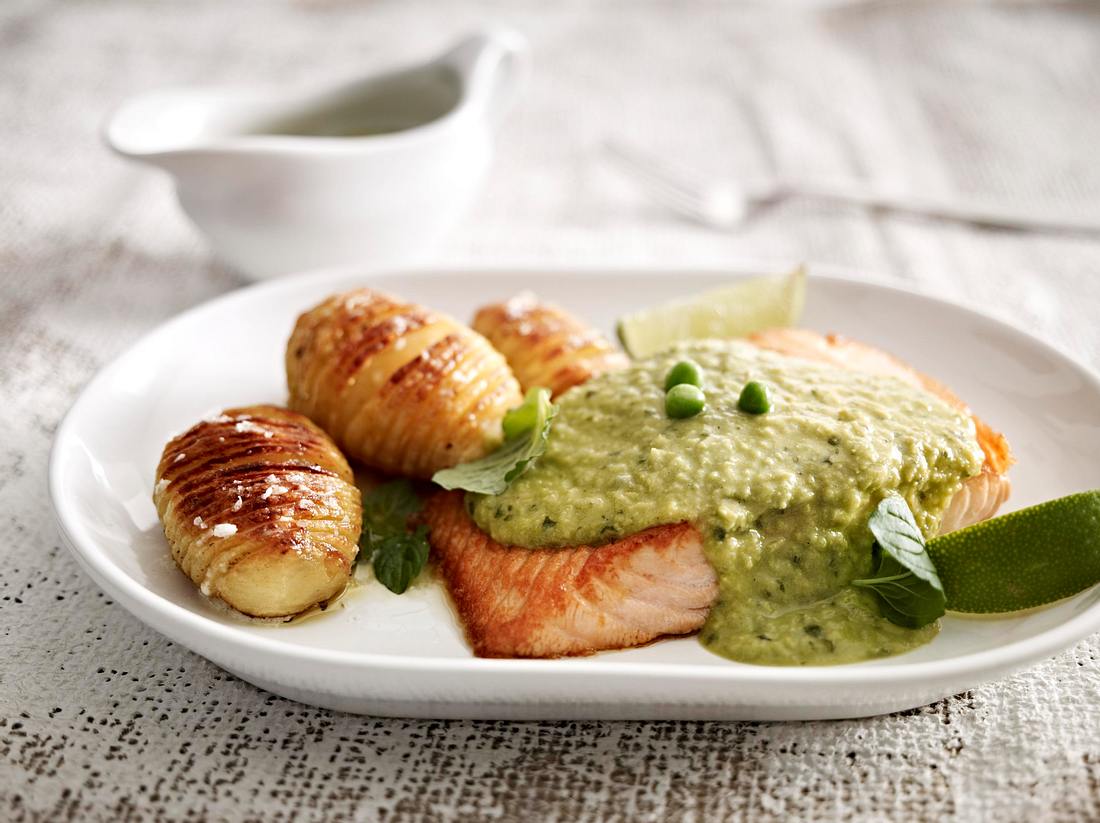 Lachsfilet mit Erbsen-Minzsoße und Hasselback-Kartoffeln Rezept | LECKER