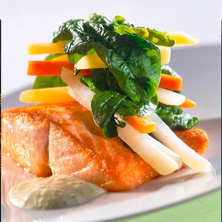Lachsfilet mit Gemüseberg auf Kräuterschaum Rezept