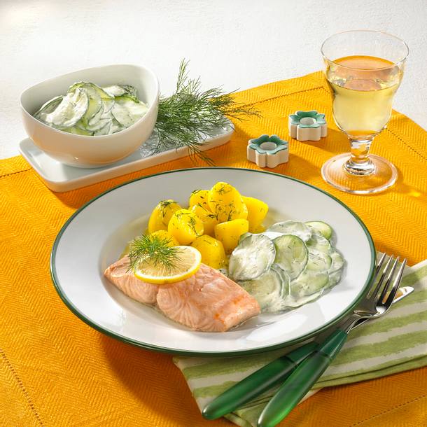 Lachsfilet mit Gurkensalat Rezept Lachsfilet mit Gurkensalat Rezept