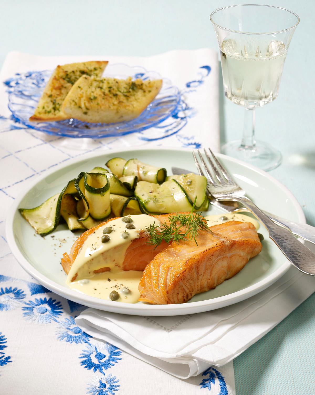 Lachsfilet mit Kapern-Zitronensoße zu Zucchinigemüse und Kräuterbaguette Rezept