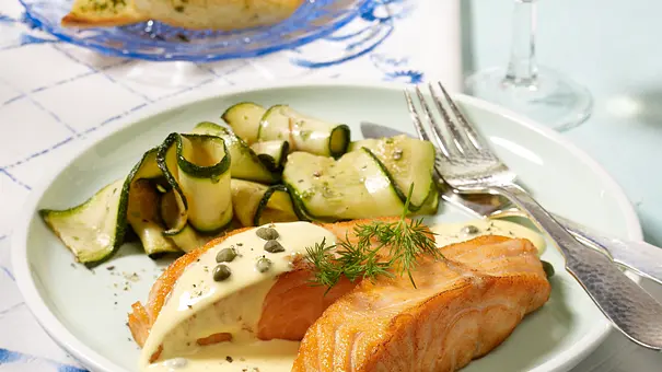 Lachsfilet mit Kapern-Zitronensoße zu Zucchinigemüse und Kräuterbaguette Rezept - Foto: LECKER @ Bauer Media Group