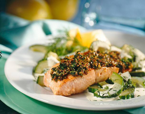 Lachsfilet mit Kräuter-Senfkruste und Gurkengemüse Rezept