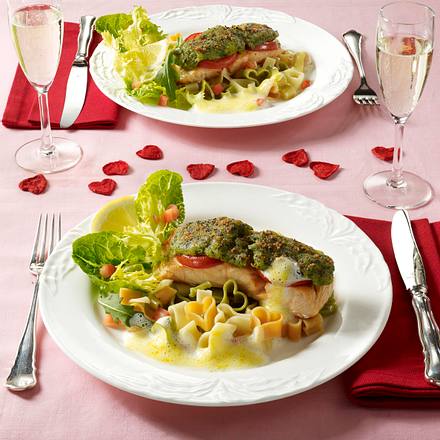 Lachsfilet mit Kräuterkruste und Herznudeln Rezept Lachsfilet mit Kräuterkruste und Herznudeln Rezept