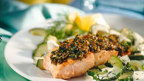 Lachsfilet mit Kräuter-Senf-Kruste Rezept - Foto: House of Food / Bauer Food Experts KG