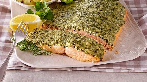 Lachsfilet mit Kräuterkruste und Zitronennudeln Rezept - Foto: House of Food / Bauer Food Experts KG