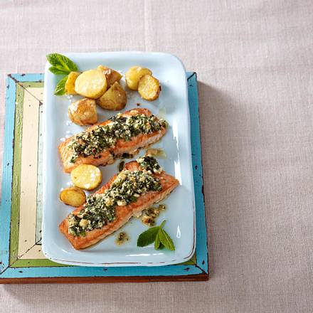 Lachsfilet mit Minze-Petersilien-Kruste Rezept Lachsfilet mit Minze-Petersilien-Kruste Rezept