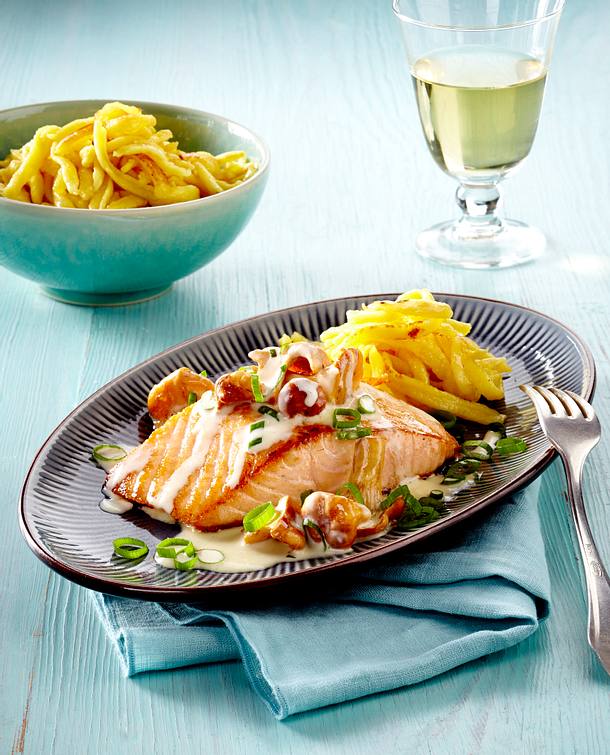 Lachsfilet mit Pfifferlingrahm und Spätzle Rezept | LECKER