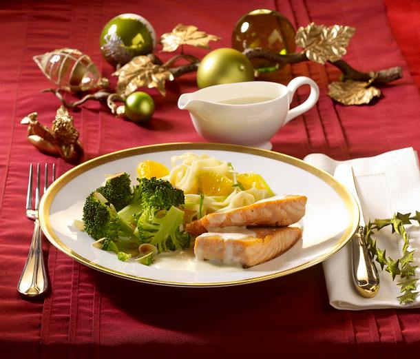 Lachsfilet mit Weißweinsoße, Orangen-Porree-Nudeln und Broccoli (schnelles Weihnachtsessen) Rezept Lachsfilet mit Weißweinsoße, Orangen-Porree-Nudeln und Broccoli (schnelles Weihnachtsessen) Rezept