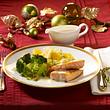 Lachsfilet mit Weißweinsoße, Orangen-Porree-Nudeln und Broccoli (schnelles Weihnachtsessen) Rezept - Foto: House of Food / Bauer Food Experts KG