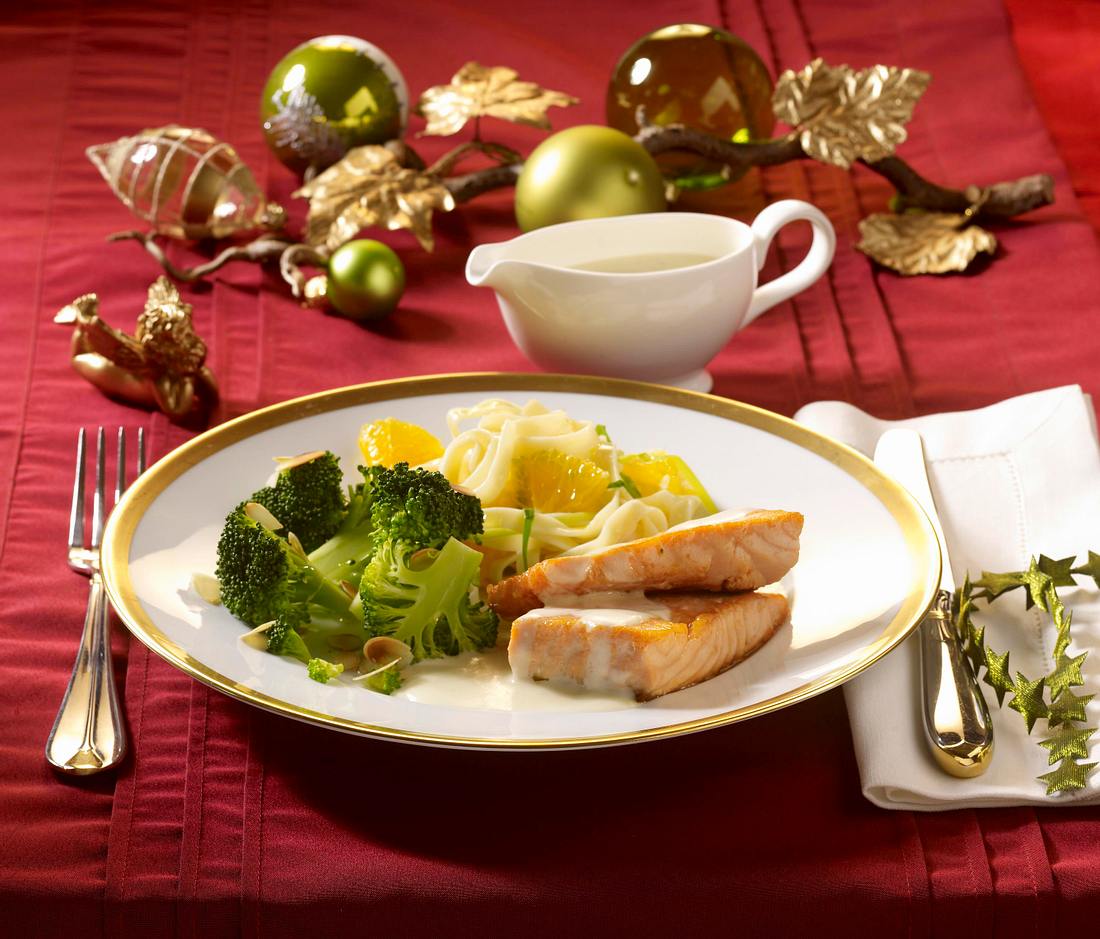 Lachsfilet mit Weißweinsoße, Orangen-Porree-Nudeln und Broccoli ...