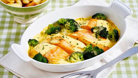 Lachsfilet mit Zitronenhollandaise und Gnocchi Rezept - Foto: House of Food / Bauer Food Experts KG