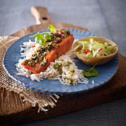 Lachsfilet zu asiatischem Gurkensalat Rezept Lachsfilet zu asiatischem Gurkensalat Rezept