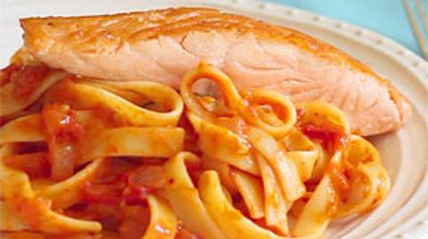 Lachsfilets auf Tagliatelle