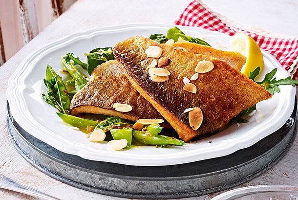 Lachsforelle auf Bohnen-Zuckerschoten-Salat Rezept Lachsforelle auf Bohnen-Zuckerschoten-Salat Rezept
