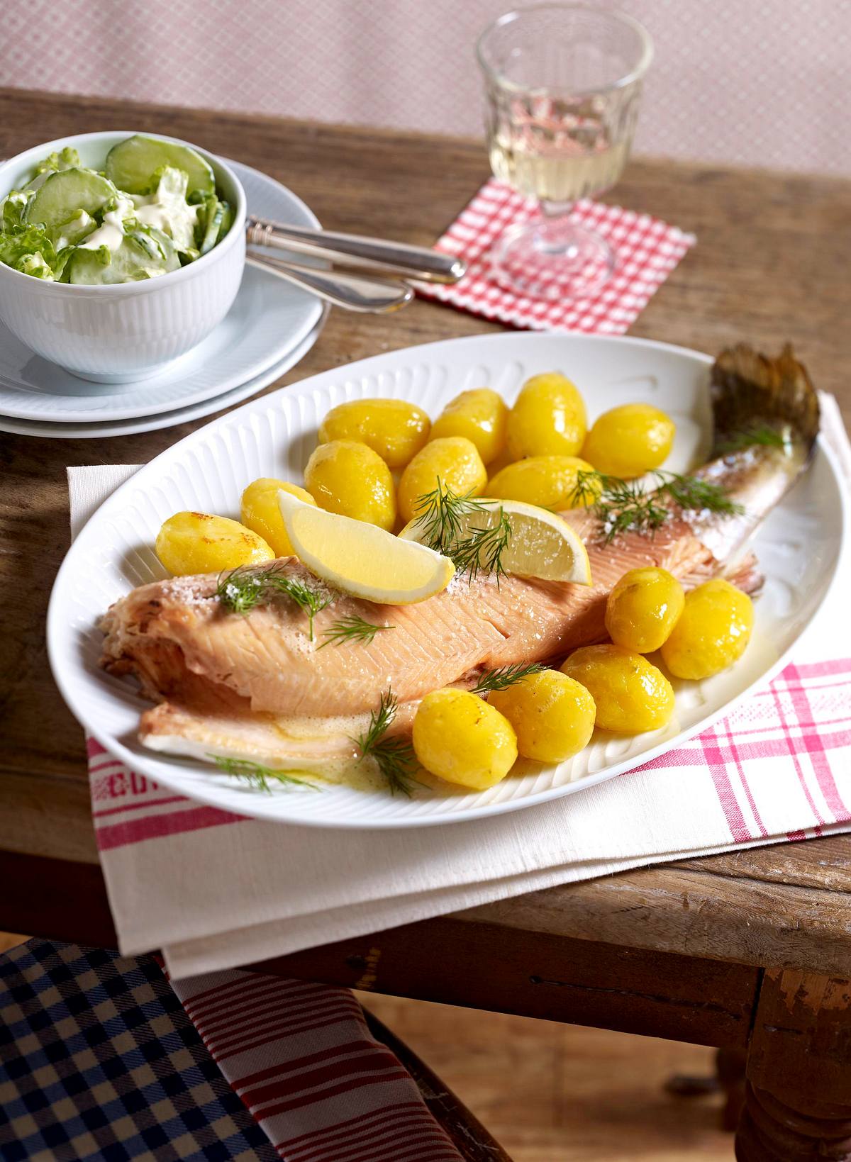 Lachsforelle aus dem Ofen mit Gurken-Schmand-Salat Rezept