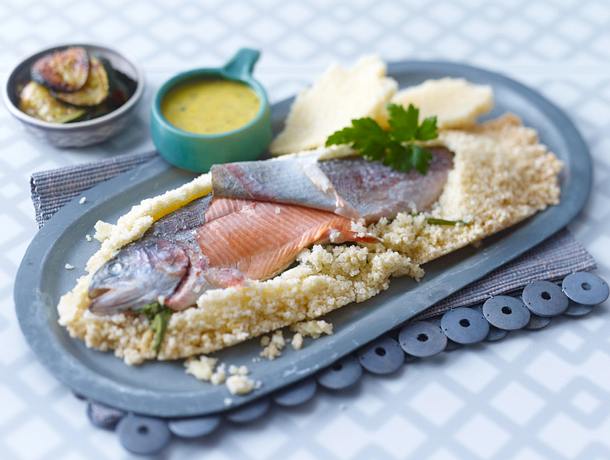 Lachsforelle in Salzkruste mit Zucchini und Orangen-grüner Pfeffer-Aioli Rezept Lachsforelle in Salzkruste mit Zucchini und Orangen-grüner Pfeffer-Aioli Rezept