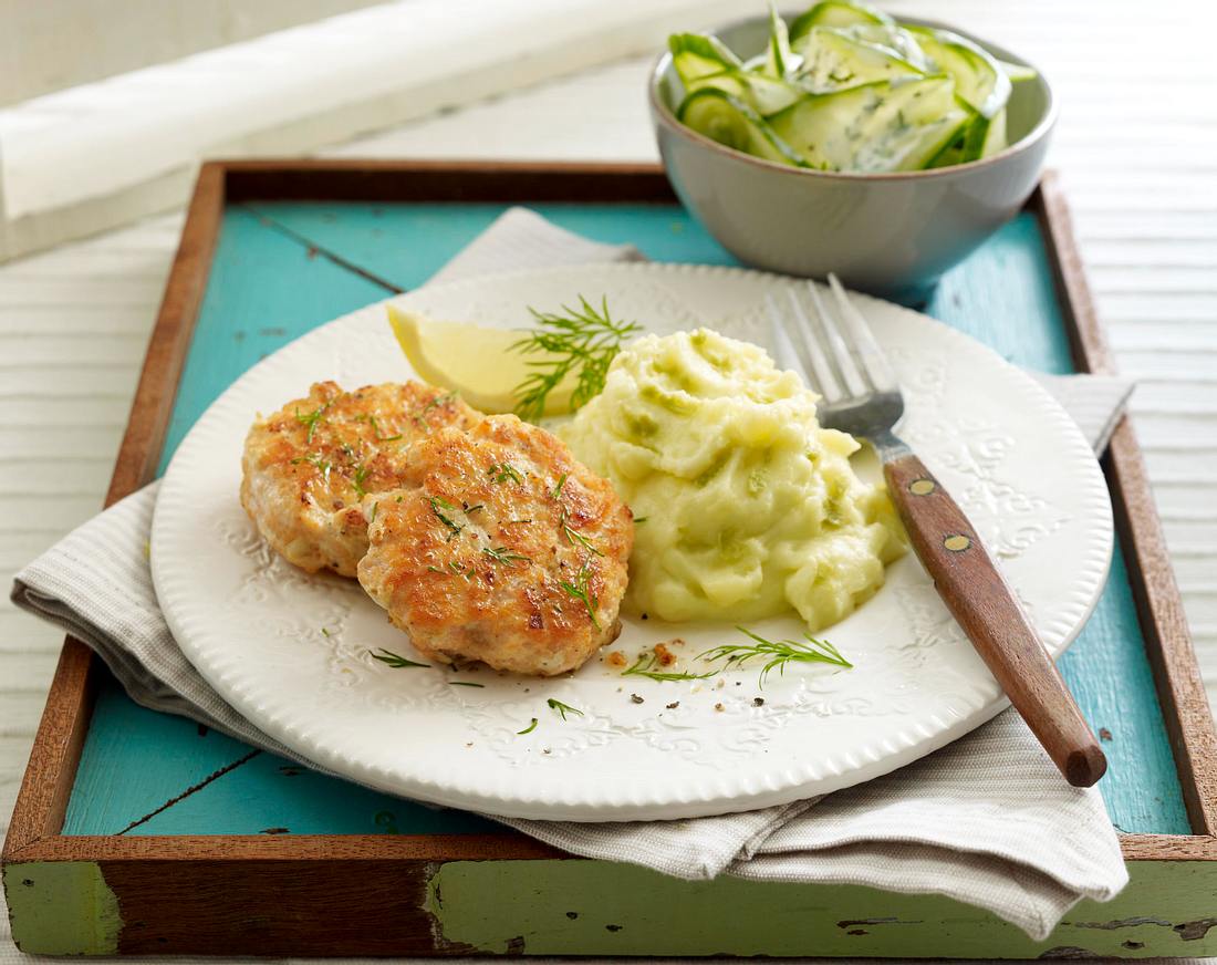 Lachsfrikadelle mit Gurkensalat und Wasabi-Kartoffelpüree Rezept | LECKER
