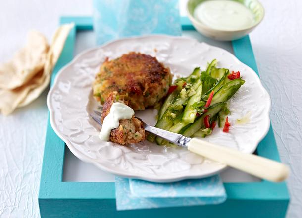 Lachsfrikadellen mit Wasabi-Crème-fraîche & Gurkensalat Rezept Lachsfrikadellen mit Wasabi-Crème-fraîche & Gurkensalat Rezept
