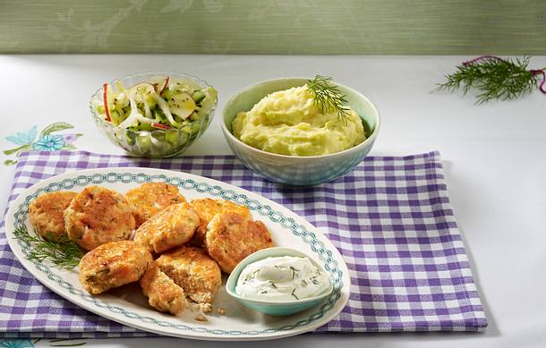 Lachsfrikadellen mit Wasabi-Püree und Gurkensalat (Kochschule) Rezept