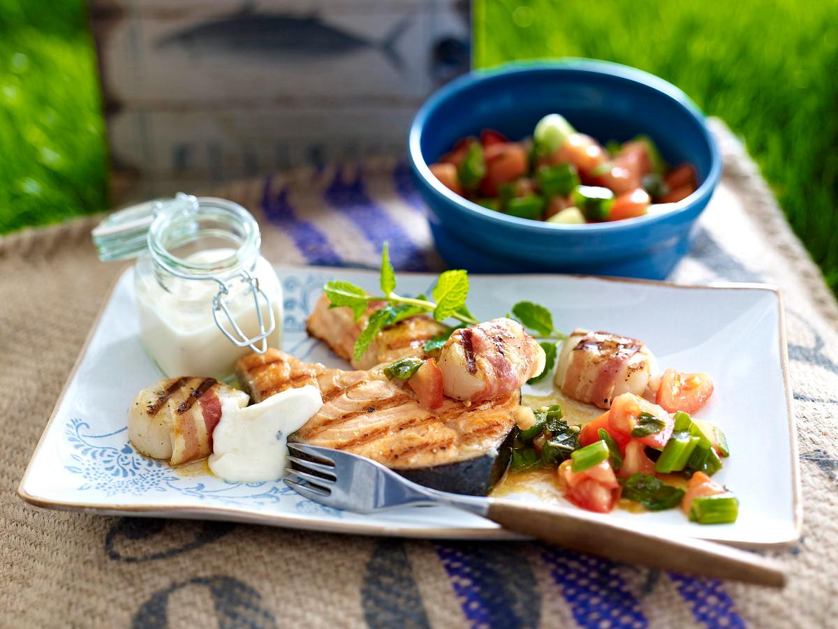 Lachskoteletts & Jakobsmuscheln mit Tomaten-Minz-Salat Rezept