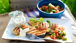 Lachskoteletts & Jakobsmuscheln mit Tomaten-Minz-Salat Rezept - Foto: LECKER @ Bauer Media Group