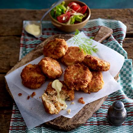 Lachsküchlein mit Tomatensalat Rezept Lachsküchlein mit Tomatensalat Rezept