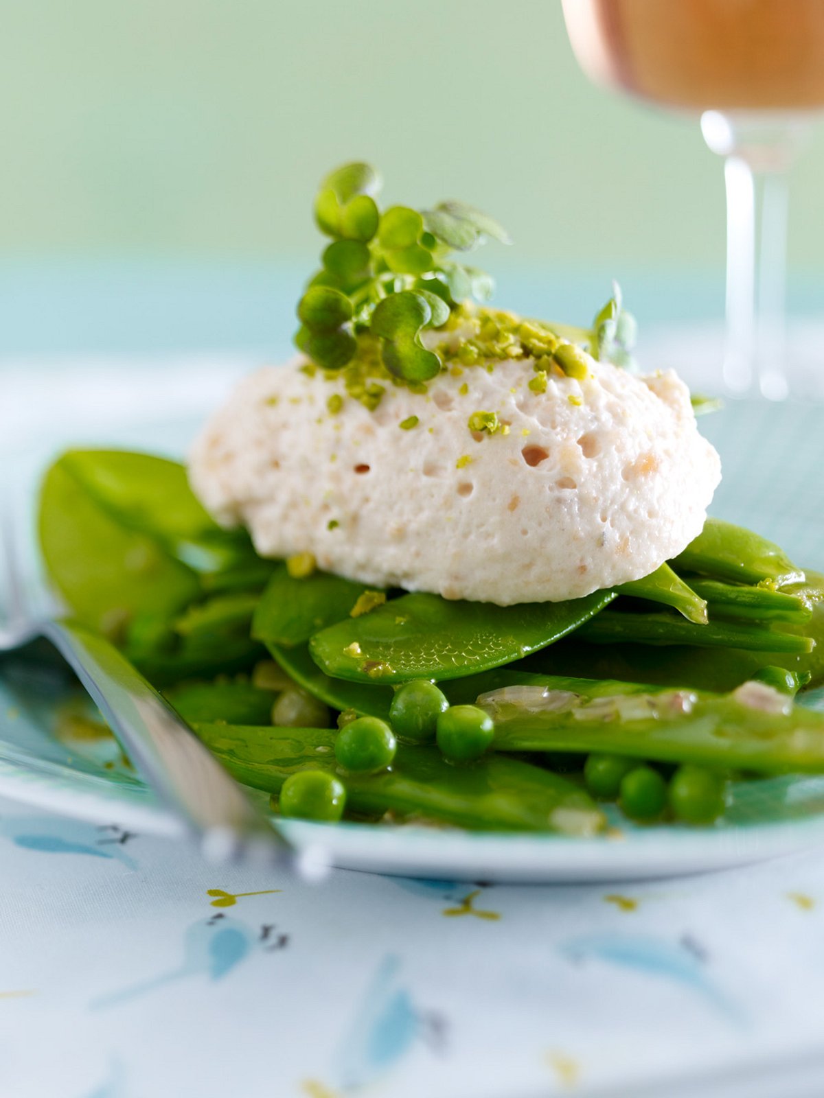 Lachsmousse-Nockerln zu Erbsengemüse Rezept