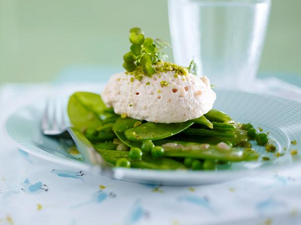 Lachsmousse-Nockerln zu Zuckerschoten und Erbsen Rezept Lachsmousse-Nockerln zu Zuckerschoten und Erbsen Rezept