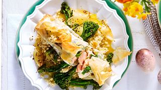 Lachspäckchen auf Brokkolini und Graupenrisotto Rezept - Foto: House of Food / Bauer Food Experts KG