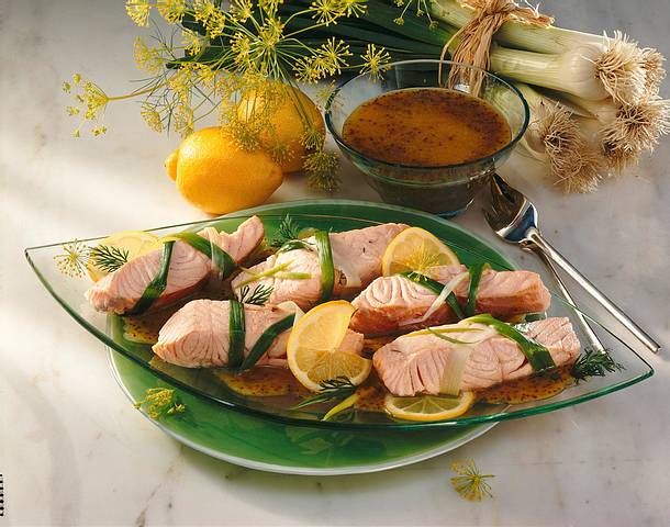 Lachspäckchen in Honig-Senf-Soße Rezept Lachspäckchen in Honig-Senf-Soße Rezept