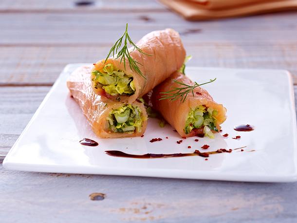 Lachsröllchen mit Pesto, Römersalat und Lauchzwiebeln Rezept