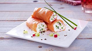Lachsröllchen mit Meerrettich-Creme, Salatgurke und Radieschen Rezept - Foto: House of Food / Bauer Food Experts KG