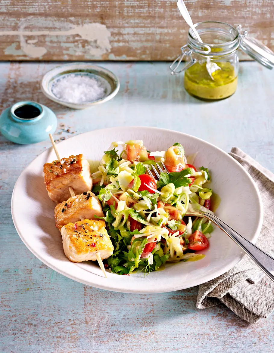 Lachsspieße auf Fenchel-Tomatensalat Rezept Lachsspieße auf Fenchel-Tomatensalat Rezept
