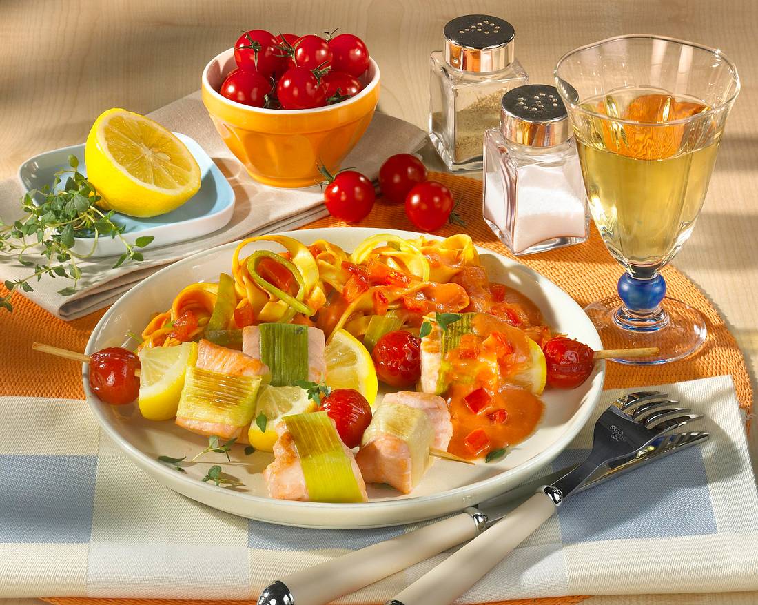 Lachsspieße mit Zitrone und Kirschtomaten Rezept | LECKER