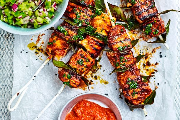 Lachsspieße vom Feuer mit zweierlei Paprikasoßen Rezept