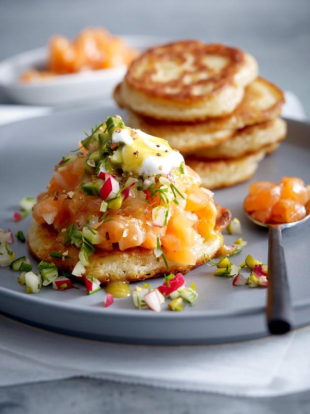 Lachstatar auf Blini Rezept | LECKER