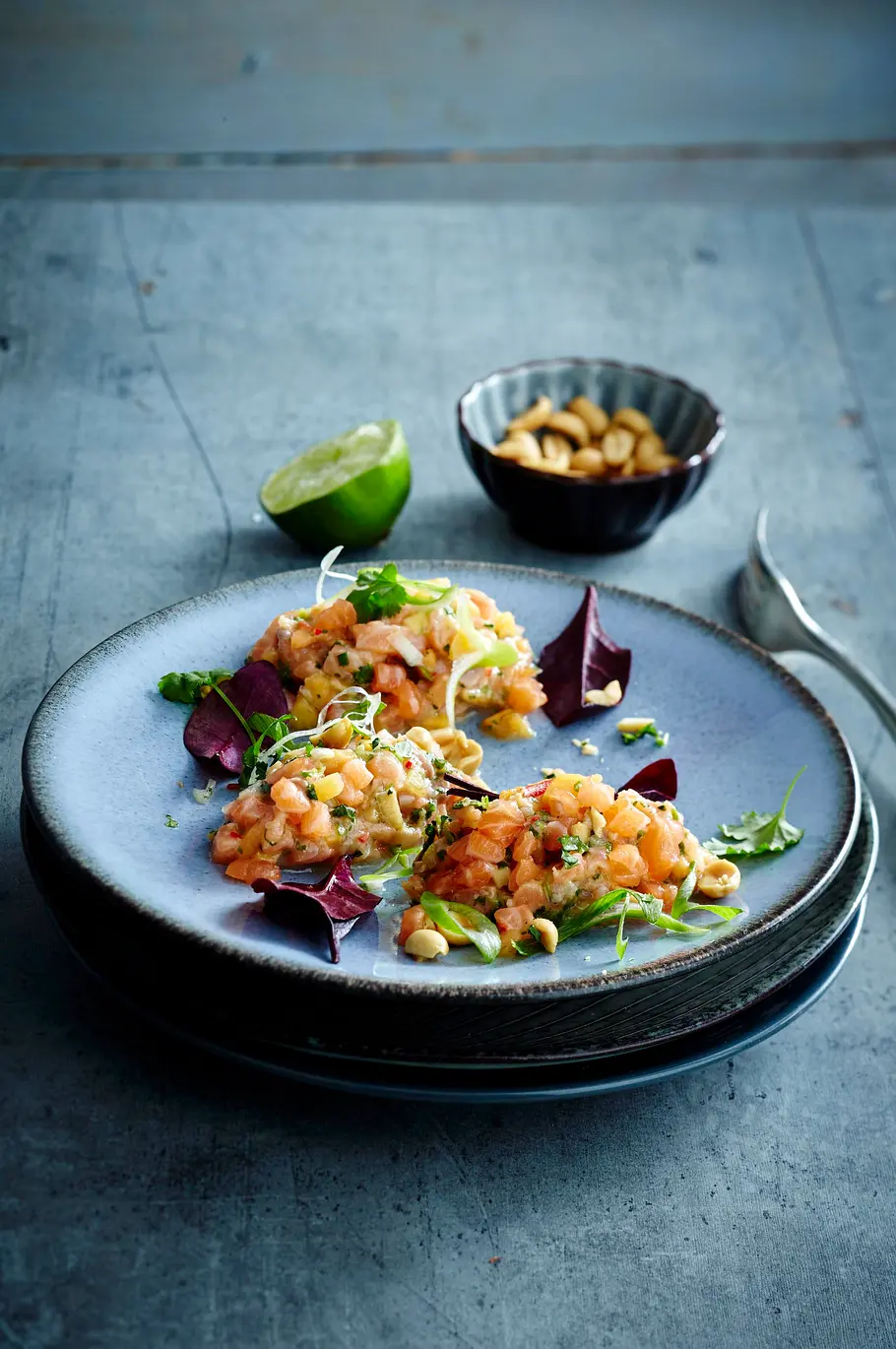 Lachstatar mit Honig-Limetten-Dressing Rezept | LECKER Lachstatar mit Honig-Limetten-Dressing Rezept | LECKER