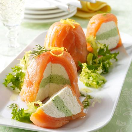 Lachsterrinen mit Frischkäse-Meerrettichcreme, Salat und Dillvinaigrette Rezept